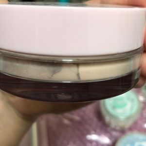 Glossier Wowder shade light/medium